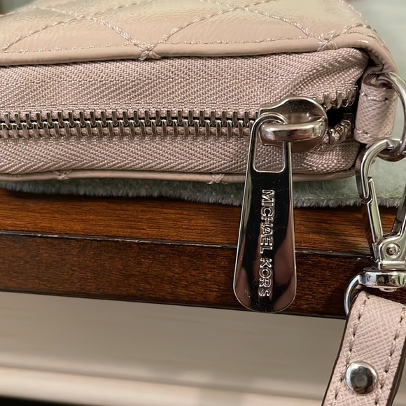 Michael Kors wristlet. Taupe / Tan - Picture 12 of 12